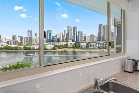 Stunning! Skyline City, Water + Story Bridge Views Apartment in Kangaroo Point