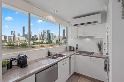 Stunning! Skyline City, Water + Story Bridge Views Apartment in Kangaroo Point