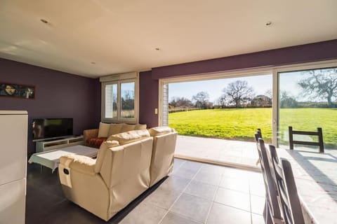 Patio, Day, TV and multimedia, Living room, Seating area, Garden view