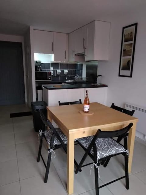 Kitchen or kitchenette, Dining area, minibar, pet friendly, stove