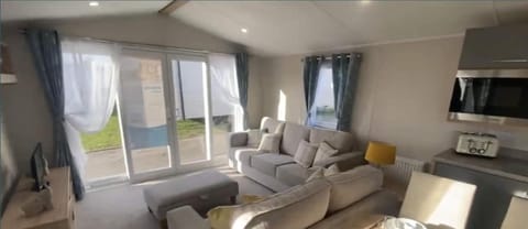 Impeccable 3-Bed Caravan in Clacton-on-Sea Condo in Clacton-on-Sea