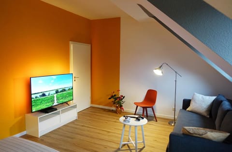 TV and multimedia, Seating area, Bedroom