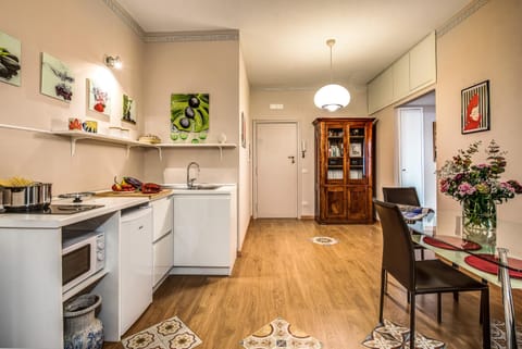 Kitchen or kitchenette, Dining area, minibar