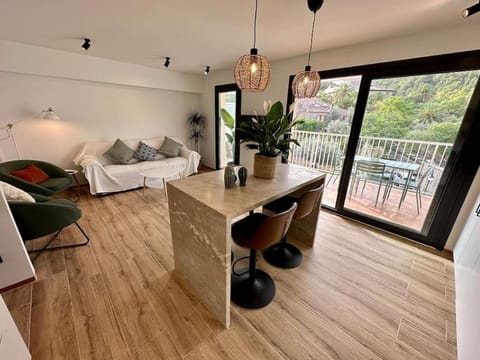 Moderno y acogedor apartamento con terraza “ Llebeig” Condo in Port de Sóller
