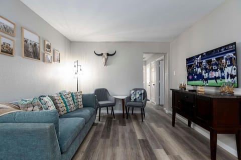 Lux Modern Getaway with ATT Stadium Views and King Bed House in Arlington