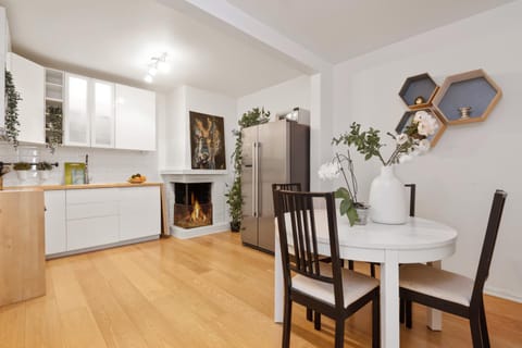 Seating area, flat iron, kitchen