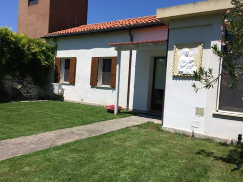 Facade/entrance, Garden, Balcony/Terrace, Garden view