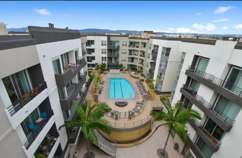 Spacious and Central with a Pool View Condo in Marina del Rey