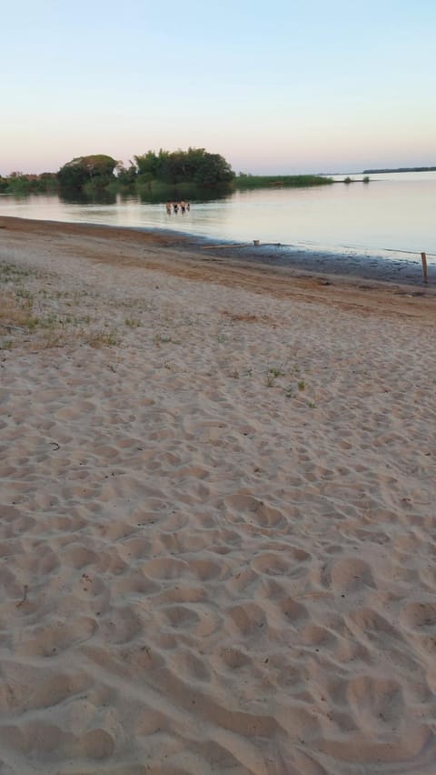 Cabaña Doña Angela Playa- Frente del rio Paraná 25 personas House in Corrientes Province, Argentina