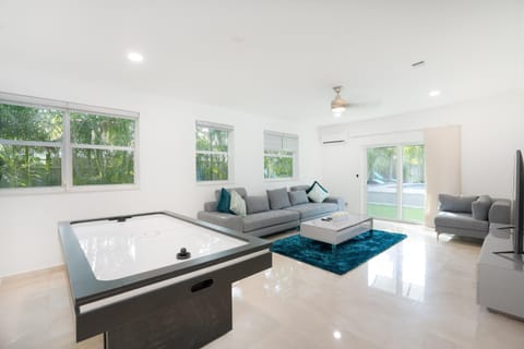 Miami 4Bedroom Retreat heated Pool near to beach Casa in Ojus