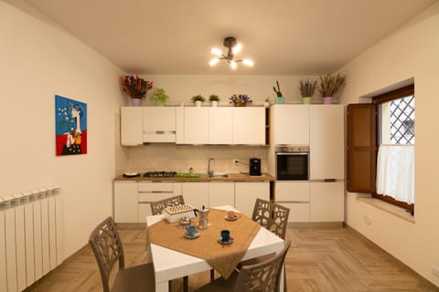 Kitchen or kitchenette, Dining area, pet friendly, stove