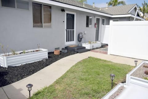 Spacious 1 bedroom less than 1 mile to Beach & DT Haus in Huntington Beach