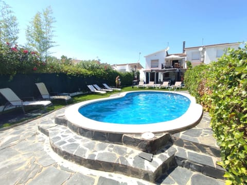 Property building, Patio, Garden, Pool view, Swimming pool, sunbed