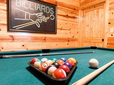 Billiard, Game Room