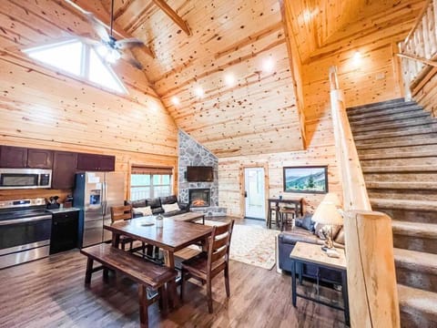 Indoor Heated Pool Hot Tub Cabin Haus in Pigeon Forge