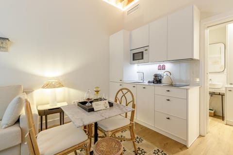 Kitchen or kitchenette, Living room, Seating area, Dining area, oven, pet friendly, stove, toaster