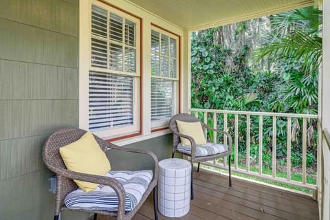 Cozy Cute Bungalow Steps from Swan Lake Morton Maison in Lakeland