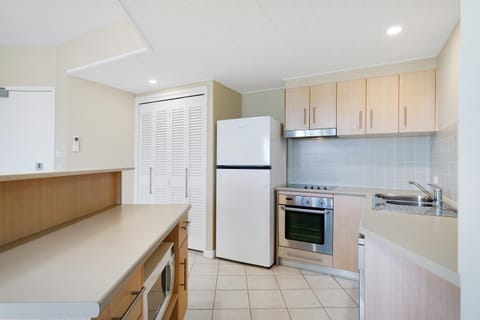 Kitchen or kitchenette, Dining area, dishwasher, oven, stove