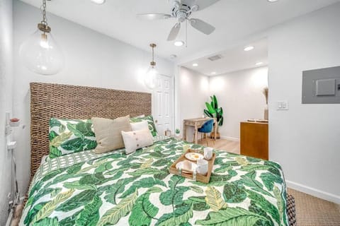 Palm Wave Says - No Extra Fees - Designer Inspired Apartment in West Palm Beach