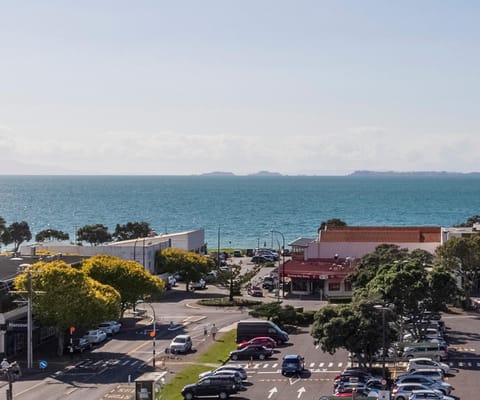 7BR 3BH Beach Escape. 2 min to Browns Bay Beach House in Auckland