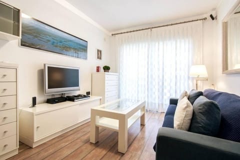 Communal lounge/ TV room, TV and multimedia, Living room, Seating area, Evening entertainment