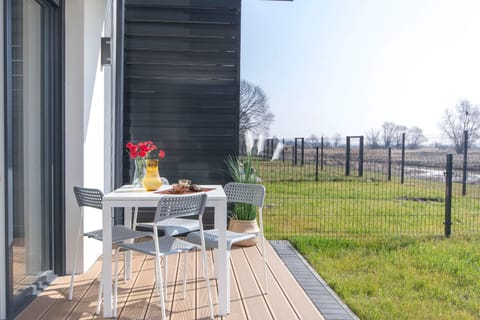 Property building, Spring, Day, Garden, View (from property/room), Balcony/Terrace, Garden view