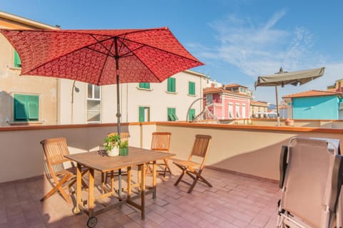 Property building, Balcony/Terrace, Dining area