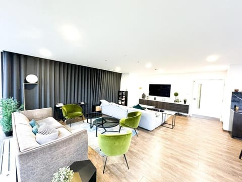 Fully Furnished 2 Bed 2 Bath City Centre Luxury Apartment - Free Parking - Pets Are Allowed Apartment in Bracknell