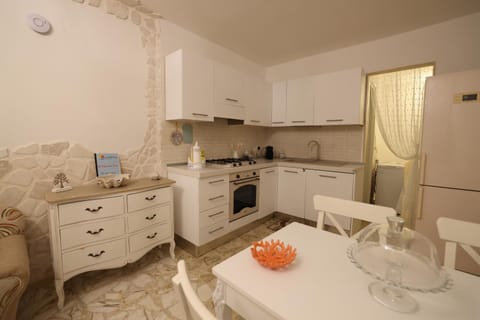 Kitchen or kitchenette, Dining area, pet friendly, stove