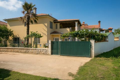 Property building, Garden, Swimming pool