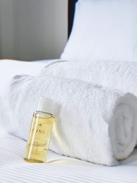 Bed, Bedroom, towels