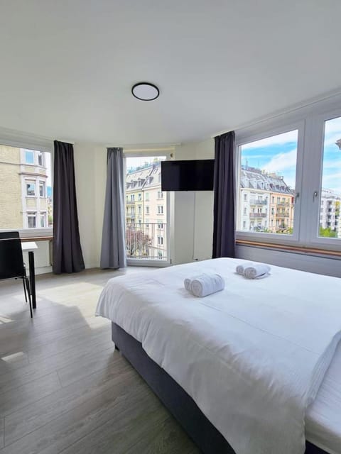 Bed, TV and multimedia, Bedroom, towels