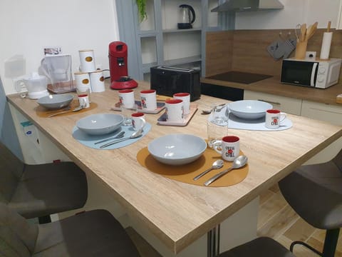 Coffee/tea facilities, Kitchen or kitchenette, Food and drinks, Dining area, minibar, toaster