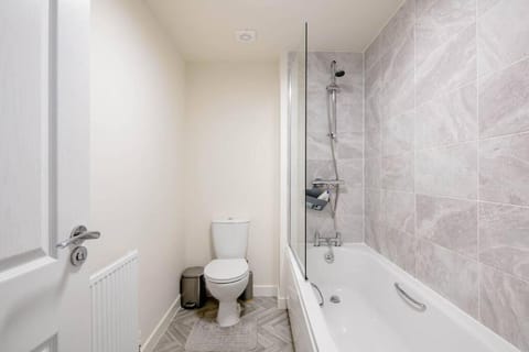 Stunning Private room in a Home - Bathroom & Parking! Bed and Breakfast in Salford