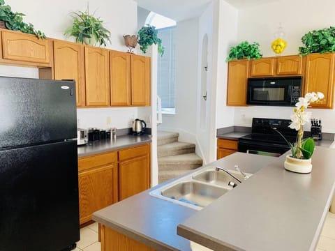 Kitchen or kitchenette, Dining area, dishwasher, minibar, pet friendly, stove, toaster