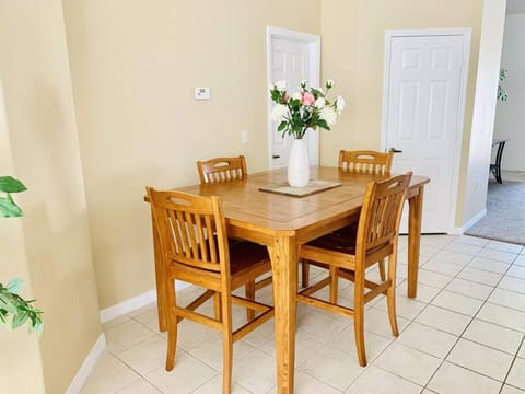 Seating area, Dining area