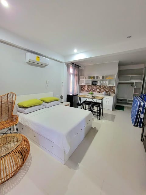 INATO SUITES Rm 1 1 queen bed and a pullout sofa bed Vacation rental in Panglao