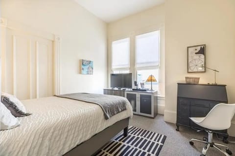 Pacific Heights Victorian Bedroom and Bathroom Vacation rental in Western Addition