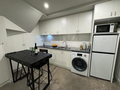 Kitchen or kitchenette, Dining area, dishwasher, minibar, stove, washing machine