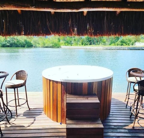 Casa em Angra temporada com deck flutuante e hidro House in Angra dos Reis