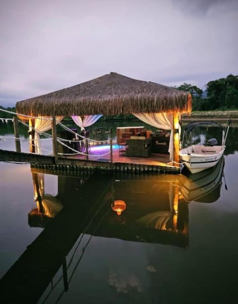 Casa em Angra temporada com deck flutuante e hidro House in Angra dos Reis
