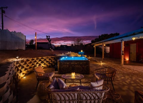 Night, Hot Tub, Seating area