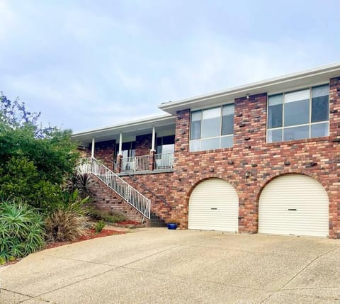 Large 4BR haven with lake views House in Wagga Wagga