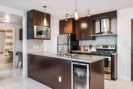 Heart of Downtown Luxury 2BR Condominium House in Vancouver