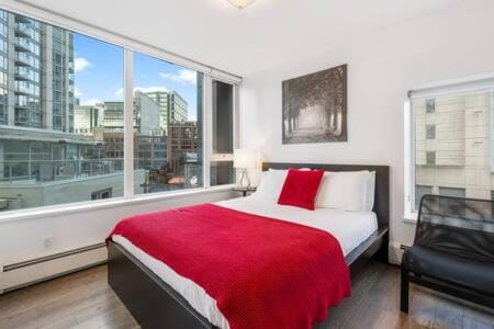 Heart of Downtown Luxury 2BR Condominium House in Vancouver