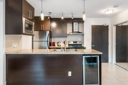 Heart of Downtown Luxury 2BR Condominium Maison in Vancouver