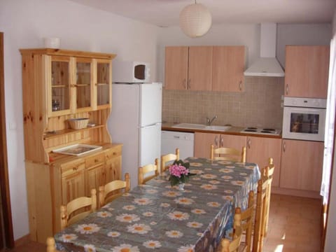 Property building, Kitchen or kitchenette, Living room