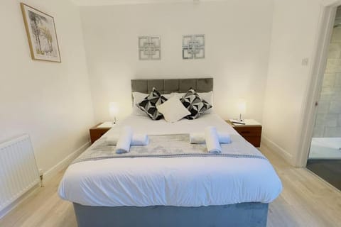 New King-size bed en-suit, luxury refurbished home Apartment in Newark-on-Trent