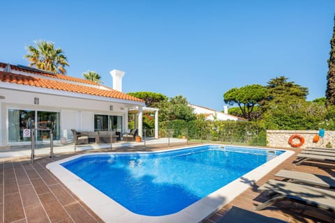 Charming Vale do Lobo Villa - 4 Bedrooms - Villa Quadradinhos 22 - Private Pool and Close to Amenities - Algarve Villa in Quarteira