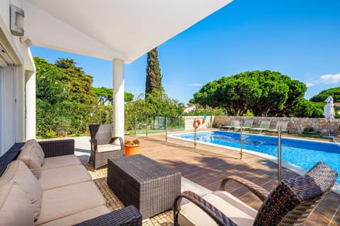 Charming Vale do Lobo Villa - 4 Bedrooms - Villa Quadradinhos 22 - Private Pool and Close to Amenities - Algarve Villa in Quarteira